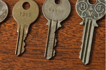 アンティーク雑貨　イギリスアンティーク　シャビーな雰囲気が魅力的なキー(鍵、カギ)4本セット
