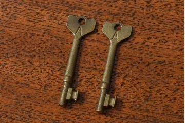 アンティーク雑貨　イギリスアンティーク　シャビーな雰囲気が魅力的なキー(鍵、カギ)2本セット