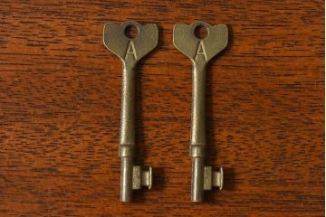 アンティーク雑貨　イギリスアンティーク　シャビーな雰囲気が魅力的なキー(鍵、カギ)2本セット