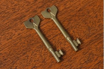 アンティーク雑貨　イギリスアンティーク　シャビーな雰囲気が魅力的なキー(鍵、カギ)2本セット