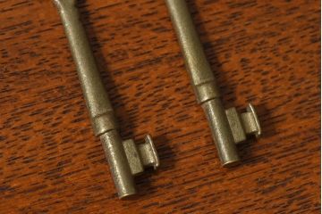 アンティーク雑貨　イギリスアンティーク　シャビーな雰囲気が魅力的なキー(鍵、カギ)2本セット