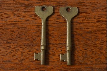 アンティーク雑貨　イギリスアンティーク　シャビーな雰囲気が魅力的なキー(鍵、カギ)2本セット