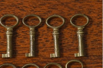 アンティーク雑貨　イギリスアンティーク　シャビーな雰囲気が魅力的なキー(鍵、カギ)10本セット(2)