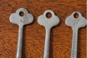 アンティーク雑貨　イギリスアンティーク　シャビーな雰囲気が魅力的なキー(鍵、カギ)3本セット