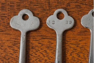 アンティーク雑貨　イギリスアンティーク　シャビーな雰囲気が魅力的なキー(鍵、カギ)3本セット