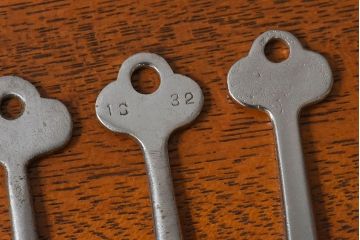 アンティーク雑貨　イギリスアンティーク　シャビーな雰囲気が魅力的なキー(鍵、カギ)3本セット