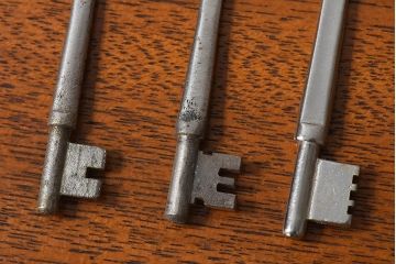 アンティーク雑貨　イギリスアンティーク　シャビーな雰囲気が魅力的なキー(鍵、カギ)3本セット