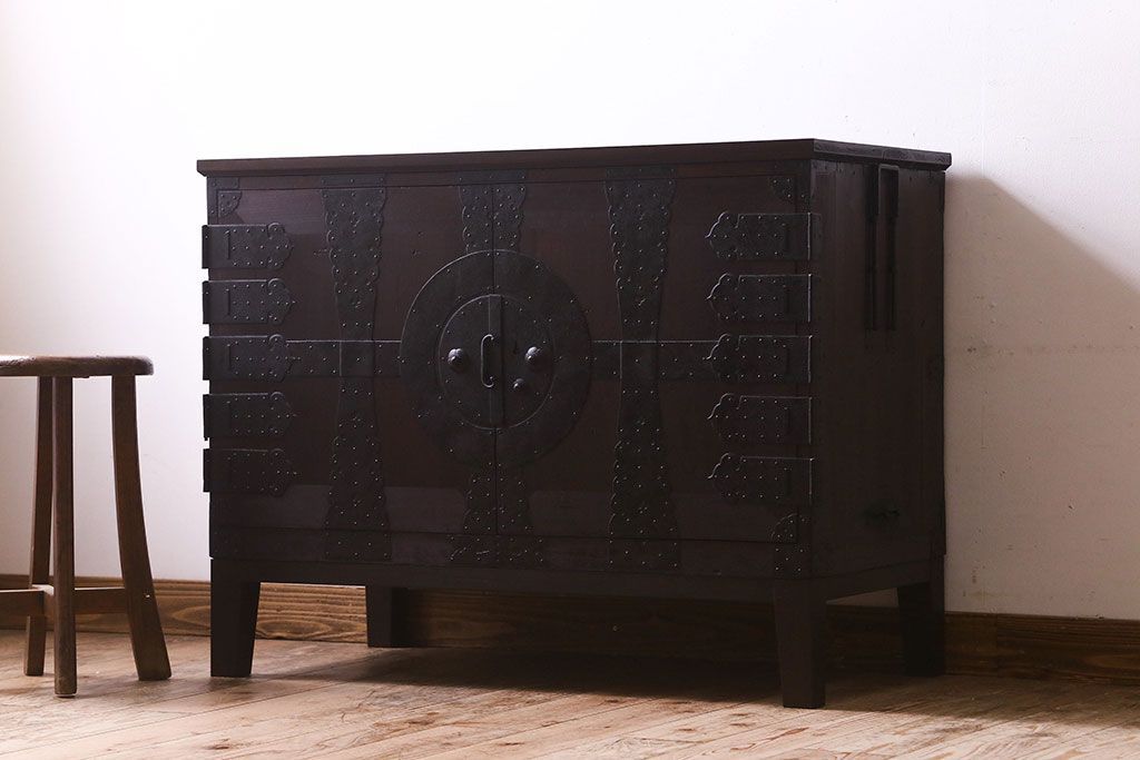 アンティーク家具　和製アンティーク　ヒノキ材天板　観音開き　和モダンな雰囲気が漂う脚付き箪笥ローチェスト(引き出し、テレビボード)(2)