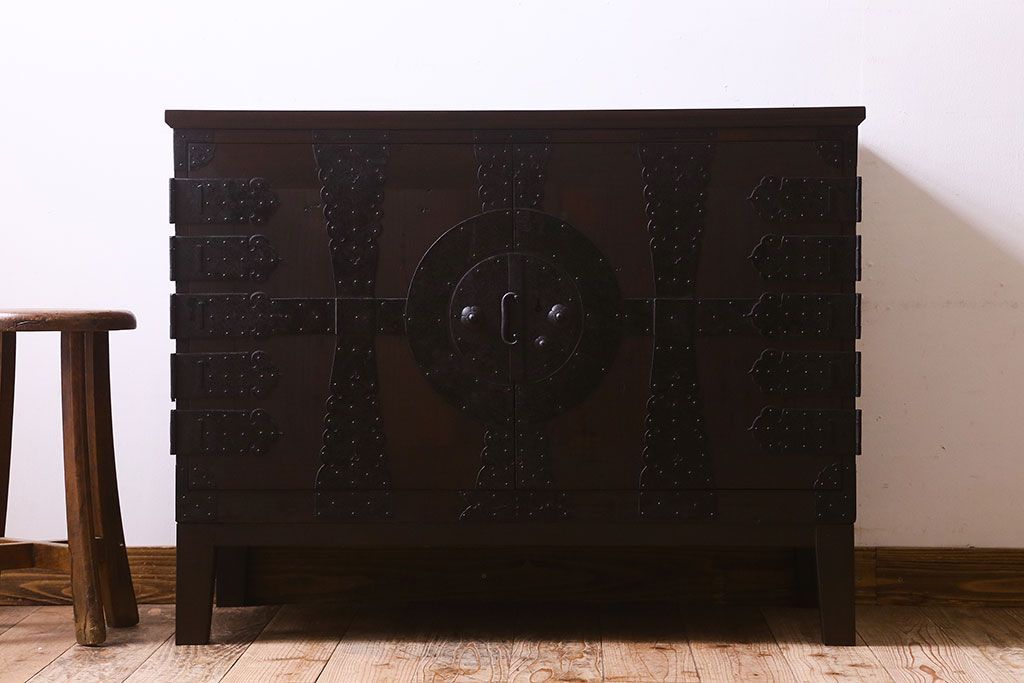 アンティーク家具　和製アンティーク　ヒノキ材天板　観音開き　和モダンな雰囲気が漂う脚付き箪笥ローチェスト(引き出し、テレビボード)(2)