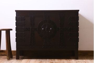 アンティーク家具　和製アンティーク　ヒノキ材天板　観音開き　和モダンな雰囲気が漂う脚付き箪笥ローチェスト(引き出し、テレビボード)(2)