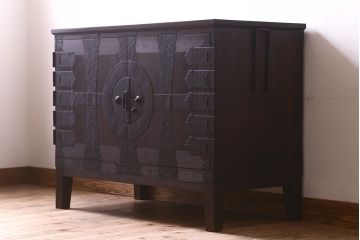 アンティーク家具　和製アンティーク　ヒノキ材天板　観音開き　和モダンな雰囲気が漂う脚付き箪笥ローチェスト(引き出し、テレビボード)(2)