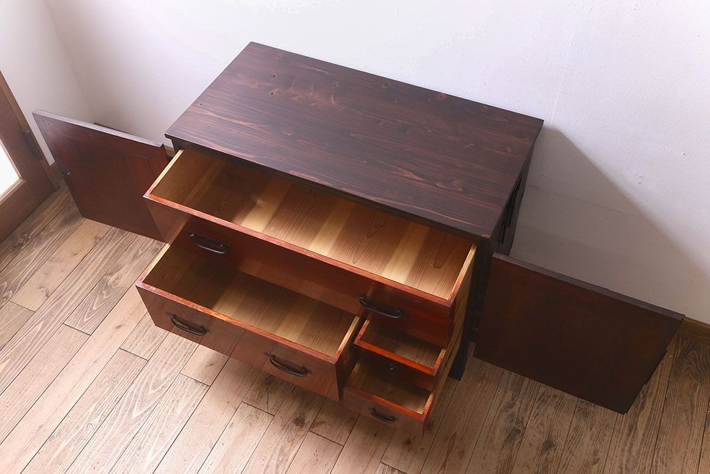 アンティーク家具　和製アンティーク　ヒノキ材天板　観音開き　和モダンな雰囲気が漂う脚付き箪笥ローチェスト(引き出し、テレビボード)(2)