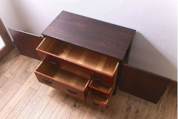 アンティーク家具　和製アンティーク　ヒノキ材天板　観音開き　和モダンな雰囲気が漂う脚付き箪笥ローチェスト(引き出し、テレビボード)(2)