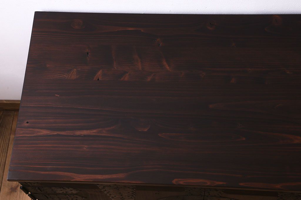 アンティーク家具　和製アンティーク　ヒノキ材天板　観音開き　和モダンな雰囲気が漂う脚付き箪笥ローチェスト(引き出し、テレビボード)(2)