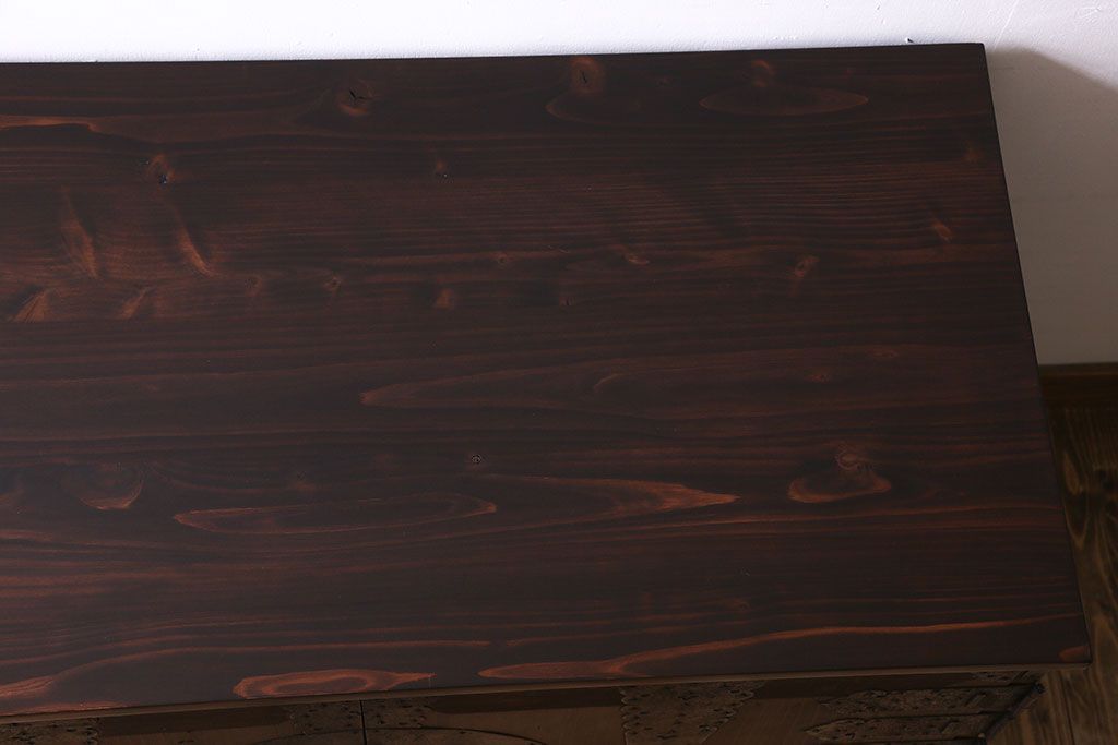 アンティーク家具　和製アンティーク　ヒノキ材天板　観音開き　和モダンな雰囲気が漂う脚付き箪笥ローチェスト(引き出し、テレビボード)(2)