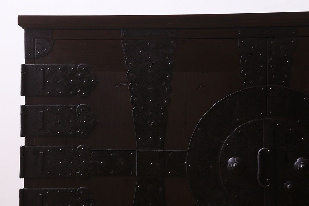 アンティーク家具　和製アンティーク　ヒノキ材天板　観音開き　和モダンな雰囲気が漂う脚付き箪笥ローチェスト(引き出し、テレビボード)(2)