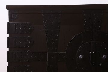 アンティーク家具　和製アンティーク　ヒノキ材天板　観音開き　和モダンな雰囲気が漂う脚付き箪笥ローチェスト(引き出し、テレビボード)(2)