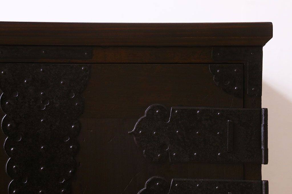 アンティーク家具　和製アンティーク　ヒノキ材天板　観音開き　和モダンな雰囲気が漂う脚付き箪笥ローチェスト(引き出し、テレビボード)(2)