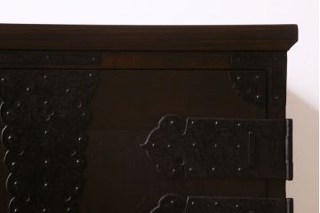 アンティーク家具　和製アンティーク　ヒノキ材天板　観音開き　和モダンな雰囲気が漂う脚付き箪笥ローチェスト(引き出し、テレビボード)(2)