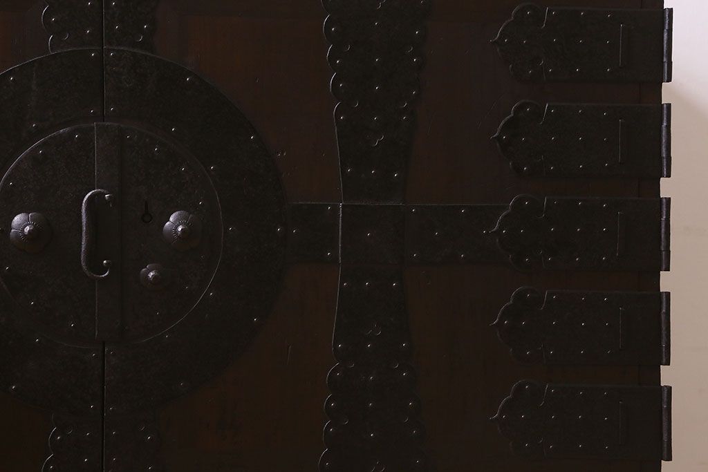 アンティーク家具　和製アンティーク　ヒノキ材天板　観音開き　和モダンな雰囲気が漂う脚付き箪笥ローチェスト(引き出し、テレビボード)(2)