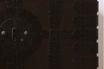 アンティーク家具　和製アンティーク　ヒノキ材天板　観音開き　和モダンな雰囲気が漂う脚付き箪笥ローチェスト(引き出し、テレビボード)(2)