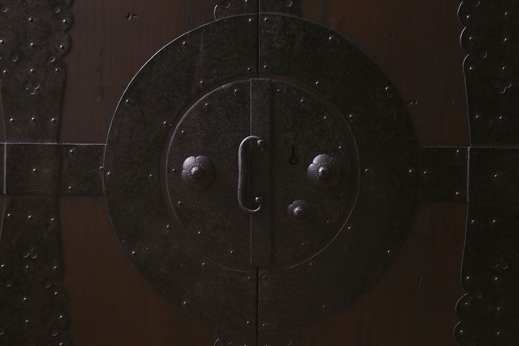 アンティーク家具　和製アンティーク　ヒノキ材天板　観音開き　和モダンな雰囲気が漂う脚付き箪笥ローチェスト(引き出し、テレビボード)(2)