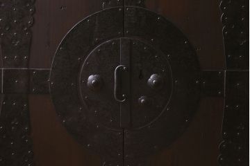 アンティーク家具　和製アンティーク　ヒノキ材天板　観音開き　和モダンな雰囲気が漂う脚付き箪笥ローチェスト(引き出し、テレビボード)(2)