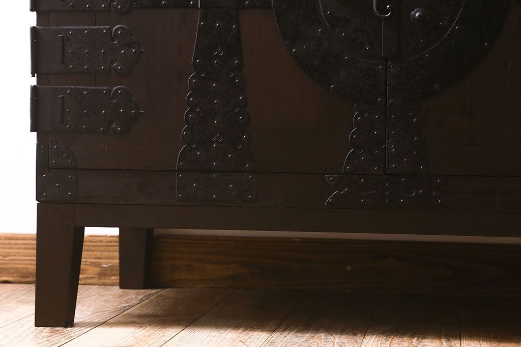 アンティーク家具　和製アンティーク　ヒノキ材天板　観音開き　和モダンな雰囲気が漂う脚付き箪笥ローチェスト(引き出し、テレビボード)(2)