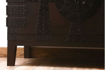 アンティーク家具　和製アンティーク　ヒノキ材天板　観音開き　和モダンな雰囲気が漂う脚付き箪笥ローチェスト(引き出し、テレビボード)(2)