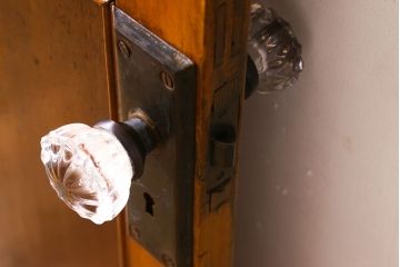 【D様ご成約分】大正〜昭和期　ガラス取っ手が可愛らしいドア(扉)