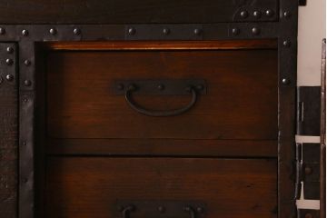 アンティーク家具　明治期　金具が立派な堂々とした箪笥ローチェスト(引き出し、テレビボード)