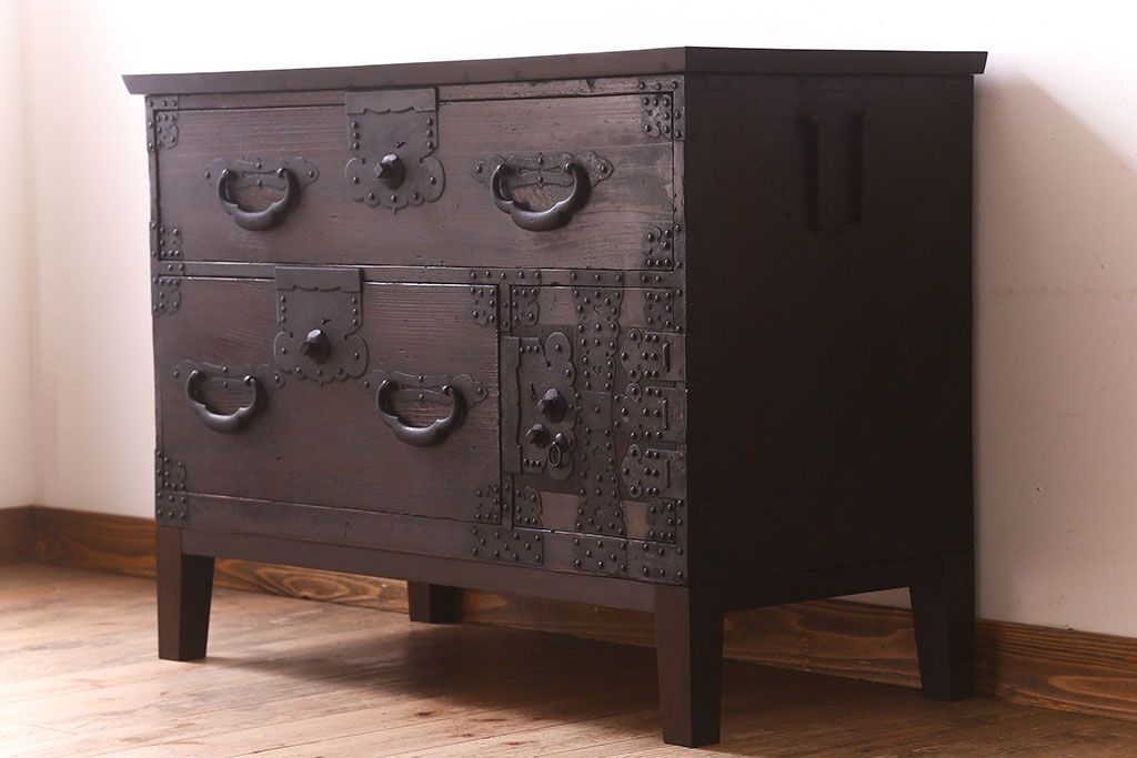 アンティーク家具　明治期　金具が立派な堂々とした箪笥ローチェスト(引き出し、テレビボード)