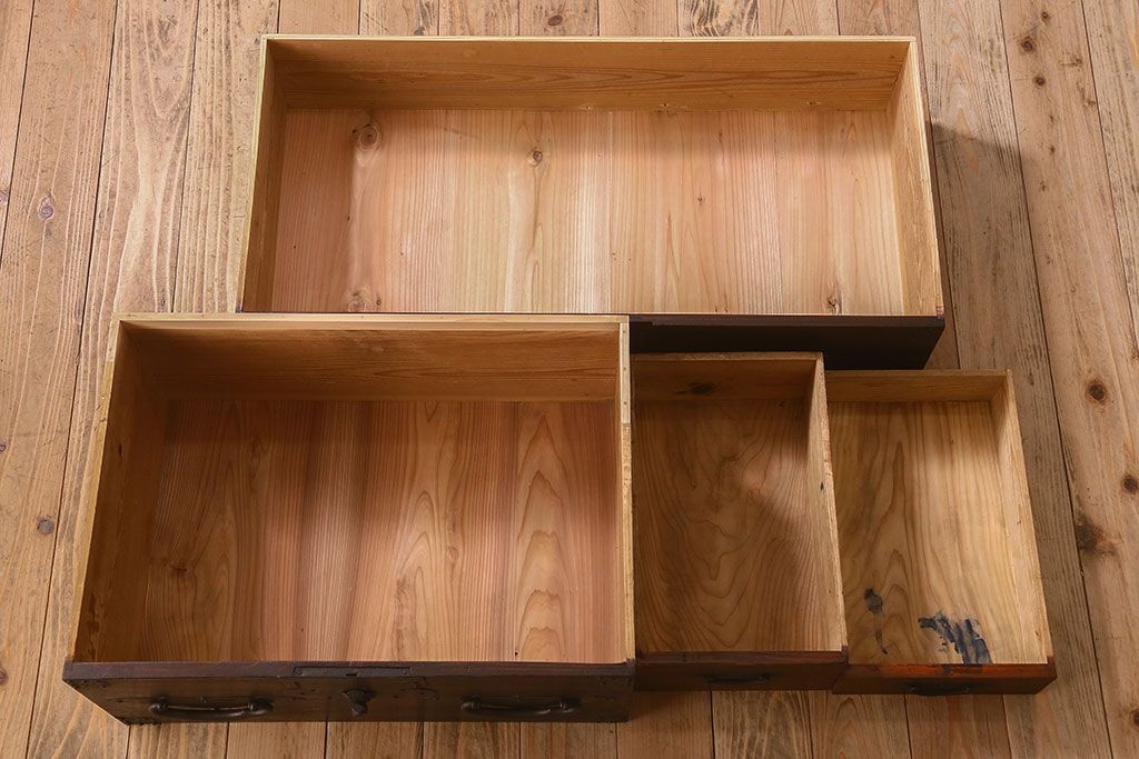 アンティーク家具　明治期　金具が立派な堂々とした箪笥ローチェスト(引き出し、テレビボード)
