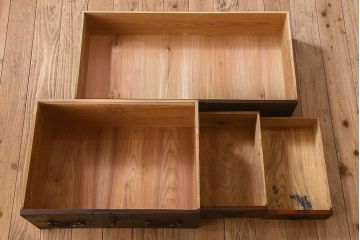 アンティーク家具　明治期　金具が立派な堂々とした箪笥ローチェスト(引き出し、テレビボード)