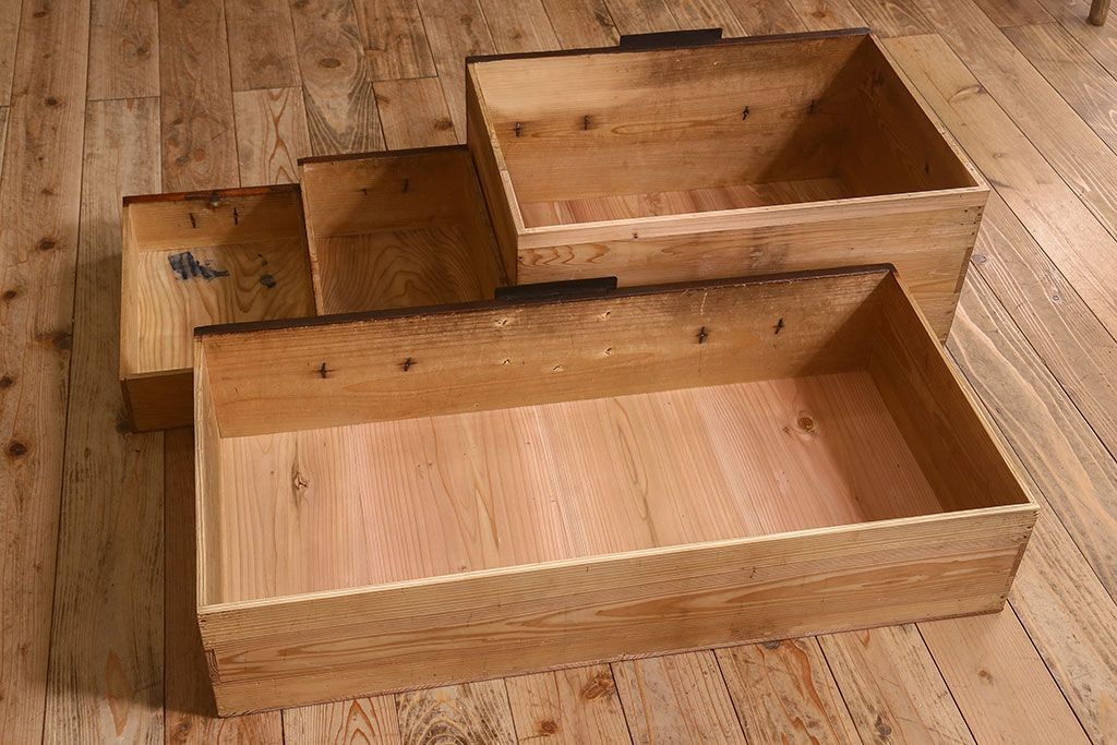 アンティーク家具　明治期　金具が立派な堂々とした箪笥ローチェスト(引き出し、テレビボード)