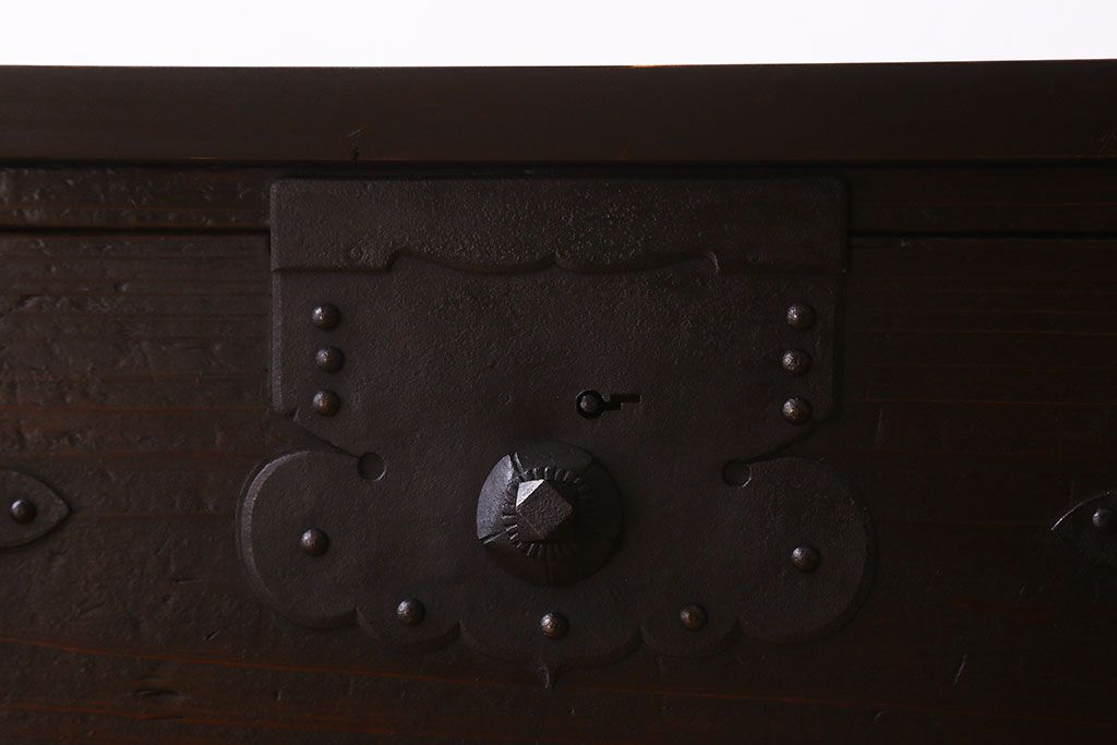 アンティーク家具　明治期　金具が立派な堂々とした箪笥ローチェスト(引き出し、テレビボード)