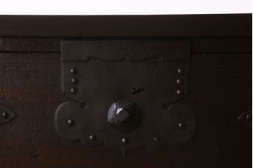 アンティーク家具　明治期　金具が立派な堂々とした箪笥ローチェスト(引き出し、テレビボード)