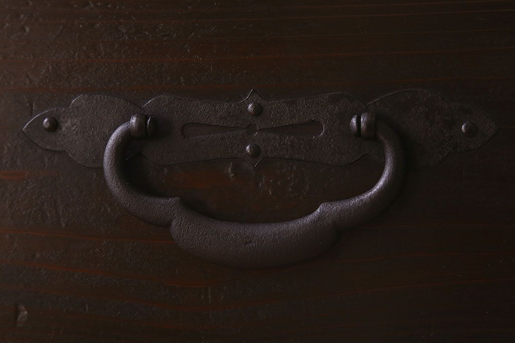 アンティーク家具　明治期　金具が立派な堂々とした箪笥ローチェスト(引き出し、テレビボード)