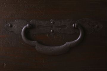 アンティーク家具　明治期　金具が立派な堂々とした箪笥ローチェスト(引き出し、テレビボード)