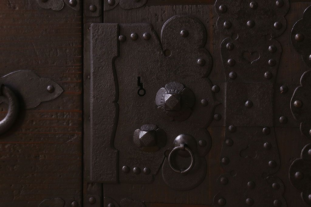 アンティーク家具　明治期　金具が立派な堂々とした箪笥ローチェスト(引き出し、テレビボード)