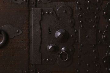 アンティーク家具　明治期　金具が立派な堂々とした箪笥ローチェスト(引き出し、テレビボード)