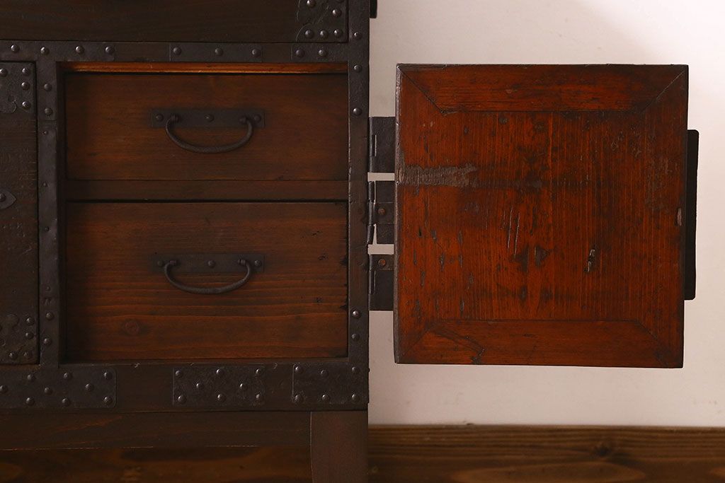 アンティーク家具　明治期　金具が立派な堂々とした箪笥ローチェスト(引き出し、テレビボード)