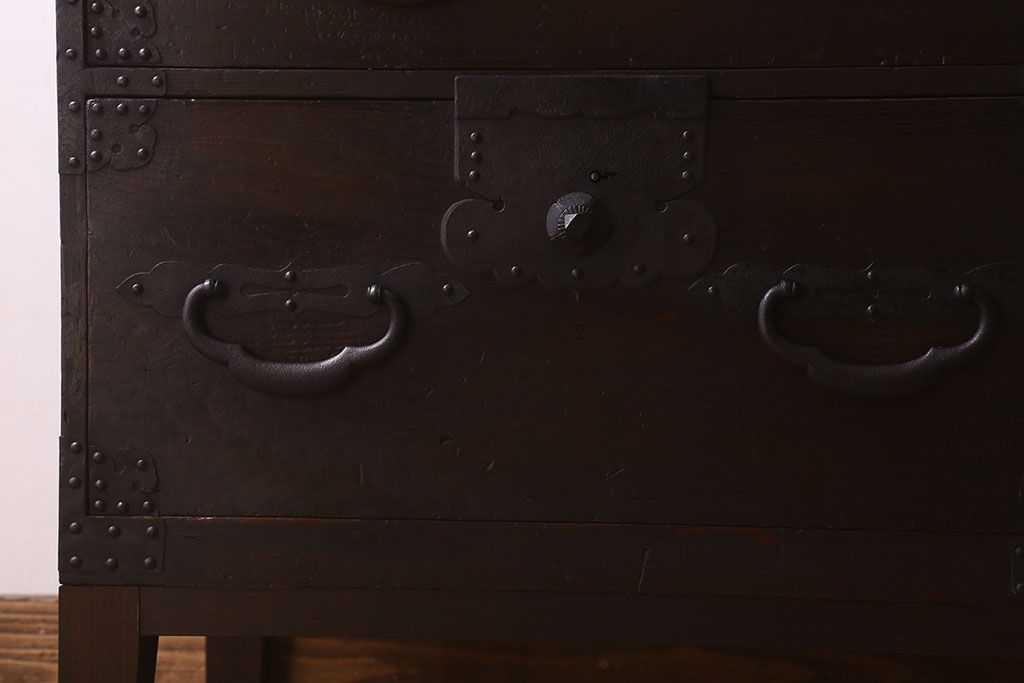 アンティーク家具　明治期　金具が立派な堂々とした箪笥ローチェスト(引き出し、テレビボード)