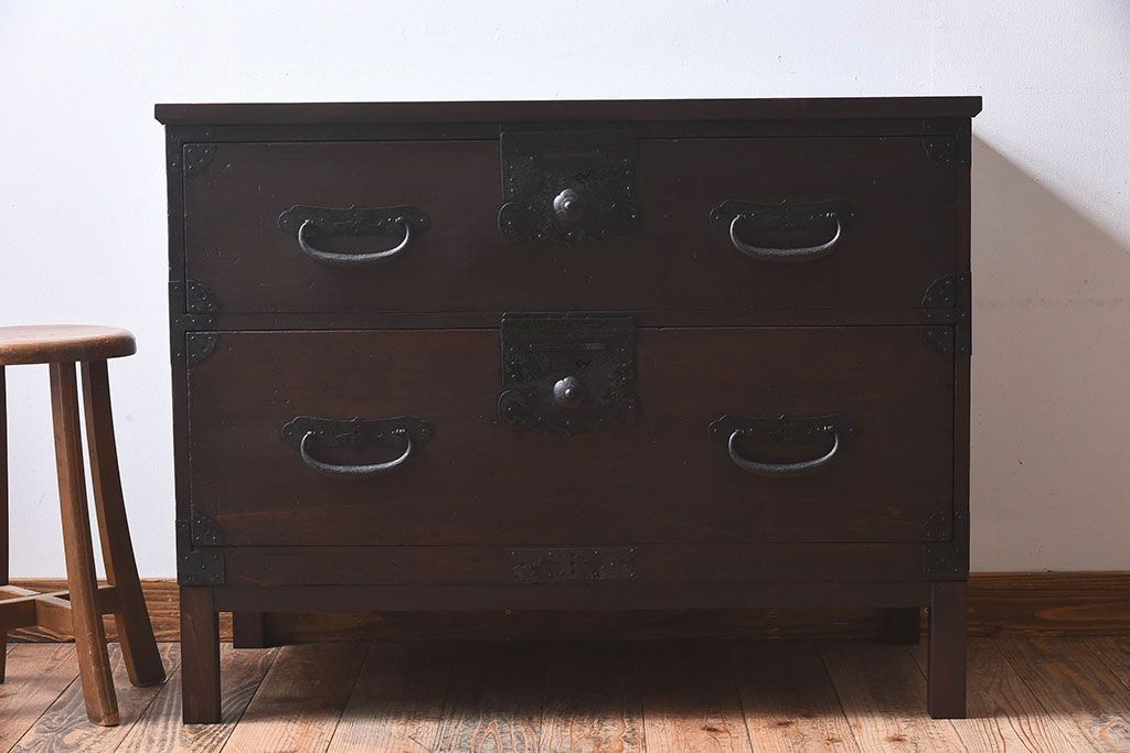 アンティーク家具　和製アンティーク 明治期　脚付き　モダンな雰囲気が魅力的なタンスローチェスト(衣装箪笥、引き出し、テレビ台)