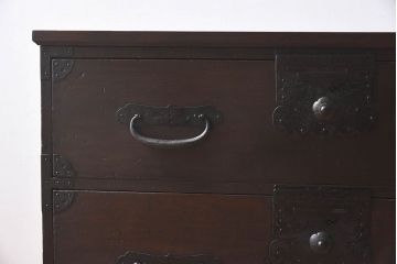 アンティーク家具　和製アンティーク 明治期　脚付き　モダンな雰囲気が魅力的なタンスローチェスト(衣装箪笥、引き出し、テレビ台)