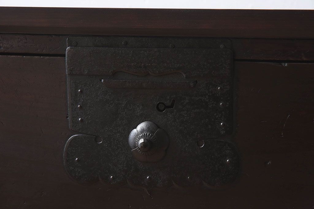 アンティーク家具　和製アンティーク 明治期　脚付き　モダンな雰囲気が魅力的なタンスローチェスト(衣装箪笥、引き出し、テレビ台)