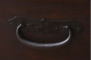 アンティーク家具　和製アンティーク 明治期　脚付き　モダンな雰囲気が魅力的なタンスローチェスト(衣装箪笥、引き出し、テレビ台)