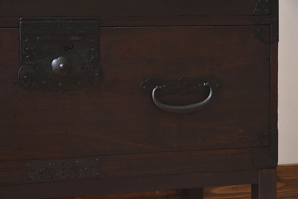 アンティーク家具　和製アンティーク 明治期　脚付き　モダンな雰囲気が魅力的なタンスローチェスト(衣装箪笥、引き出し、テレビ台)