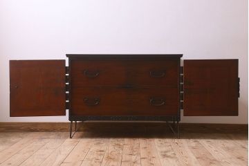 アンティーク家具　和製アンティーク 明治期　観音開き戸　鉄脚付　鋲や金具が立派なタンスローチェスト(衣装箪笥、引き出し、テレビ台)