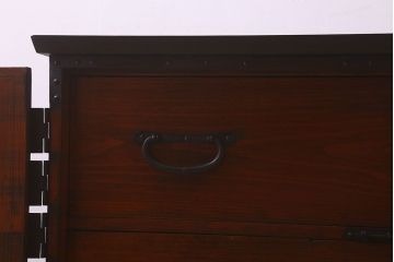 アンティーク家具　和製アンティーク 明治期　観音開き戸　鉄脚付　鋲や金具が立派なタンスローチェスト(衣装箪笥、引き出し、テレビ台)